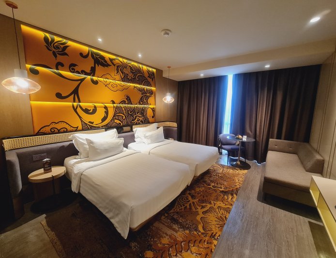 Menikmati Kolam Renang Air Hangat di Grand Mercure Malang Mirama